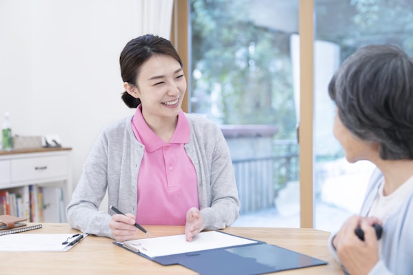 区分変更申請をする女性とケアマネ