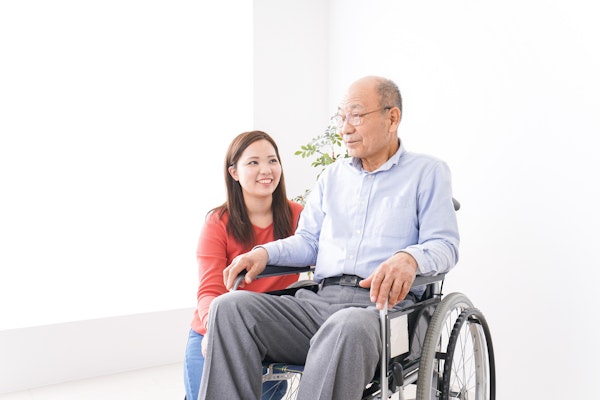 車椅子の男性と娘の女性