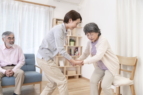 歩行介助する女性