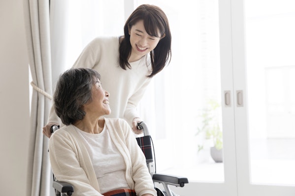 笑顔で微笑み合う娘と母