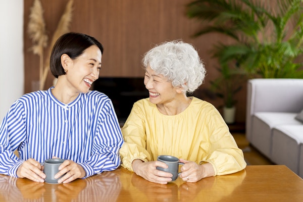 相談後に晴れやかな気持ちとなった高齢者とその家族