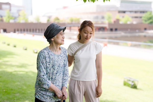 川沿いを散歩する母と娘