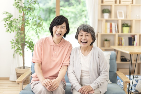訪問中に笑顔で寄り添う介護士と利用者