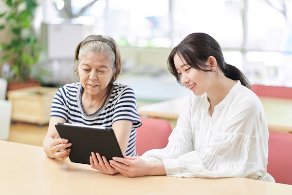 資料を二人で眺める母子