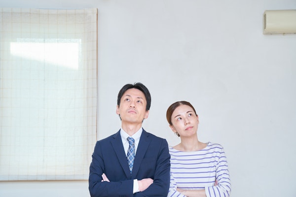 悩みを抱えて、考えている夫婦