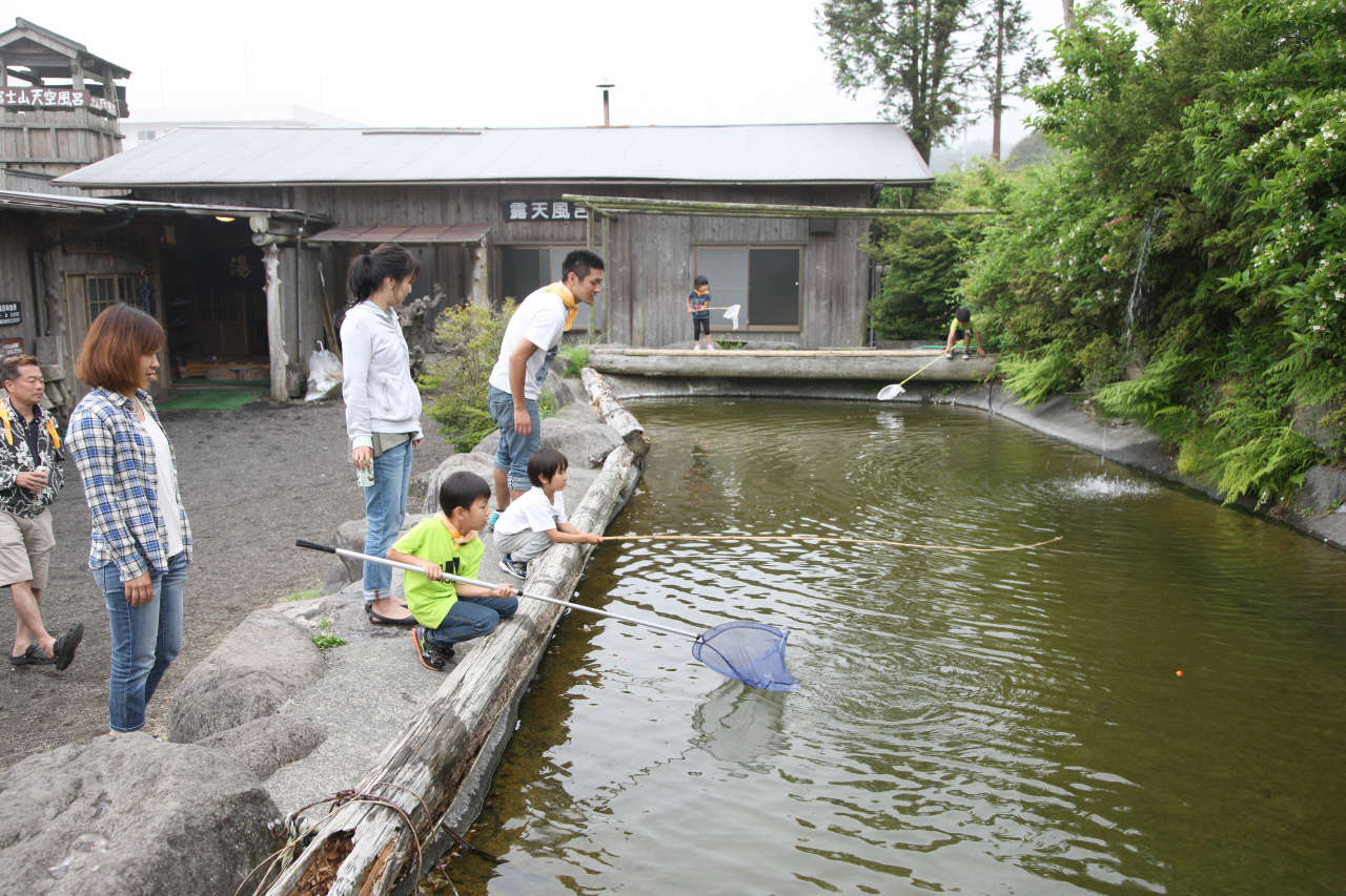 鱒魚垂釣池