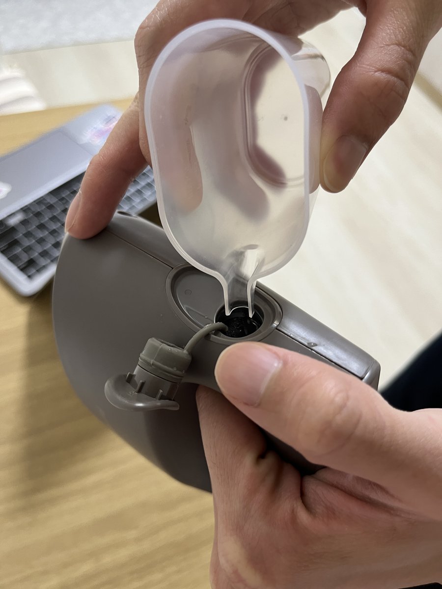 こんな感じで水を入れるのだが、本当にこぼれにくくてすごい