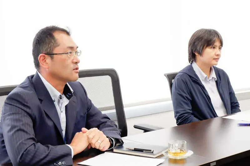 <p>Mr. Hirofumi Kurosu (คุณคุโรสึ)<br>Ms. Vilasinee Chanprung (คุณเป้)</p>