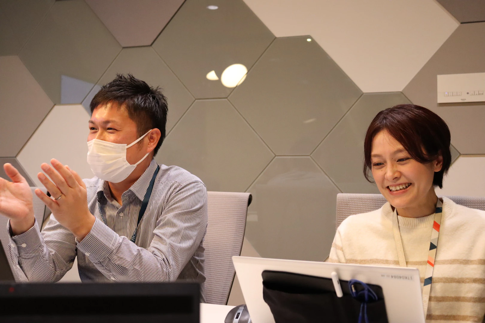 <p>株式会社イトーキ<br>エン�ジニアリング統括部 物流部 　東京ベース 所長　角野孝幸 様(左)<br><br>DX統括部 デジタルビジネス部 ビジネス改革3課    兼　エンジニアリング統括部 <br>調達部 物流調達課 岩瀬奈渚子 様(右)</p>