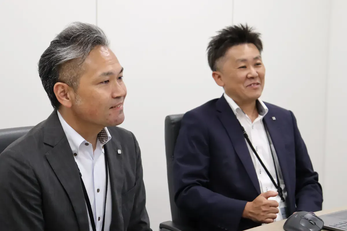 <p><span style="color:#333333">Mr. Ishii, Deputy Manager, Store Development Department, Pharmacy Division</span><br><span style="color:#333333">Mr. Misawa, Manager, Store Management Department</span></p>