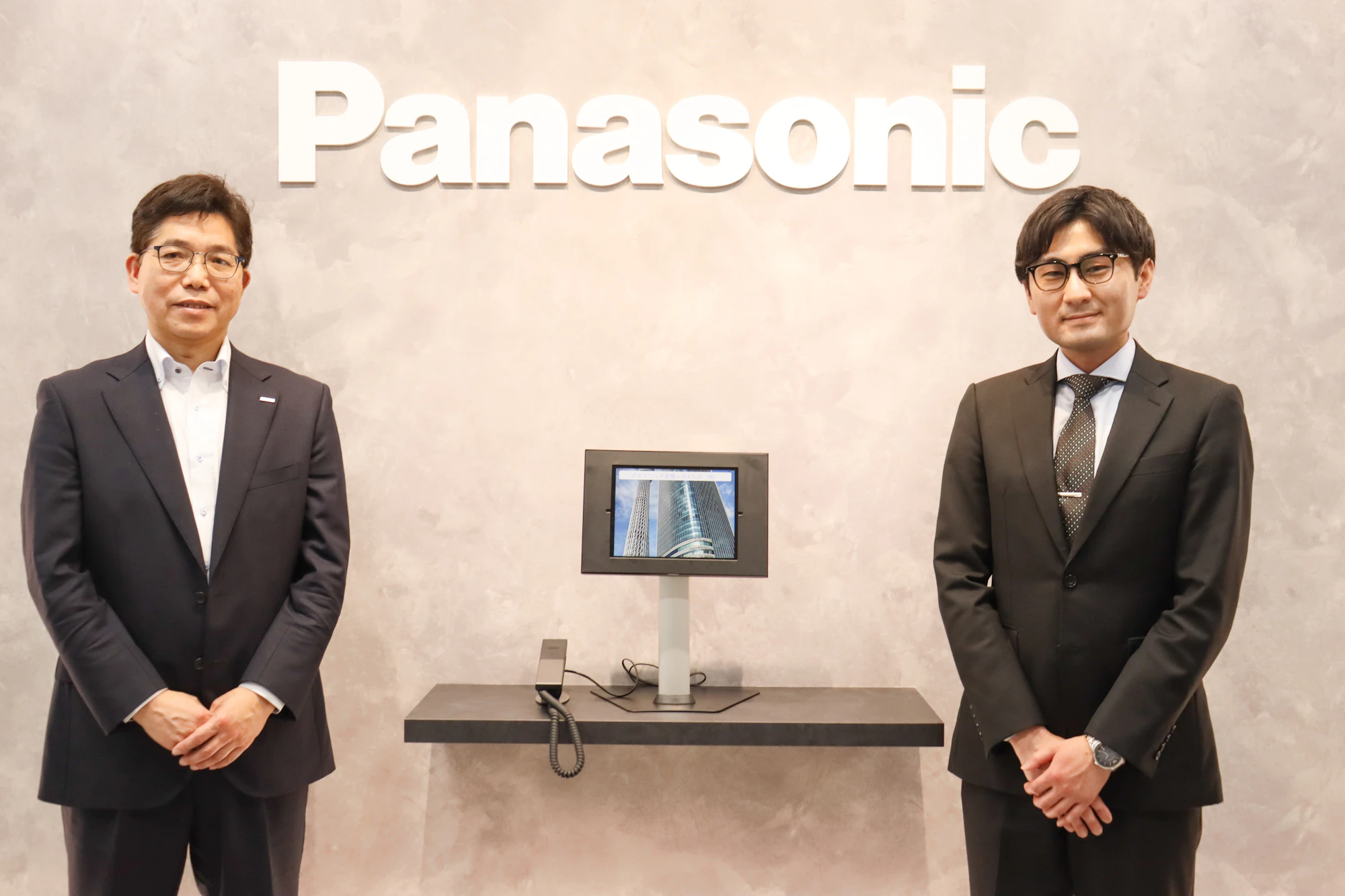 <p>パナソニック産機システムズ株式会社<br>建設業・購買管理センター 　センター長　井上正博様(左)<br><br>建設業・安全・環境課　長谷川 洋平様(右)</p>