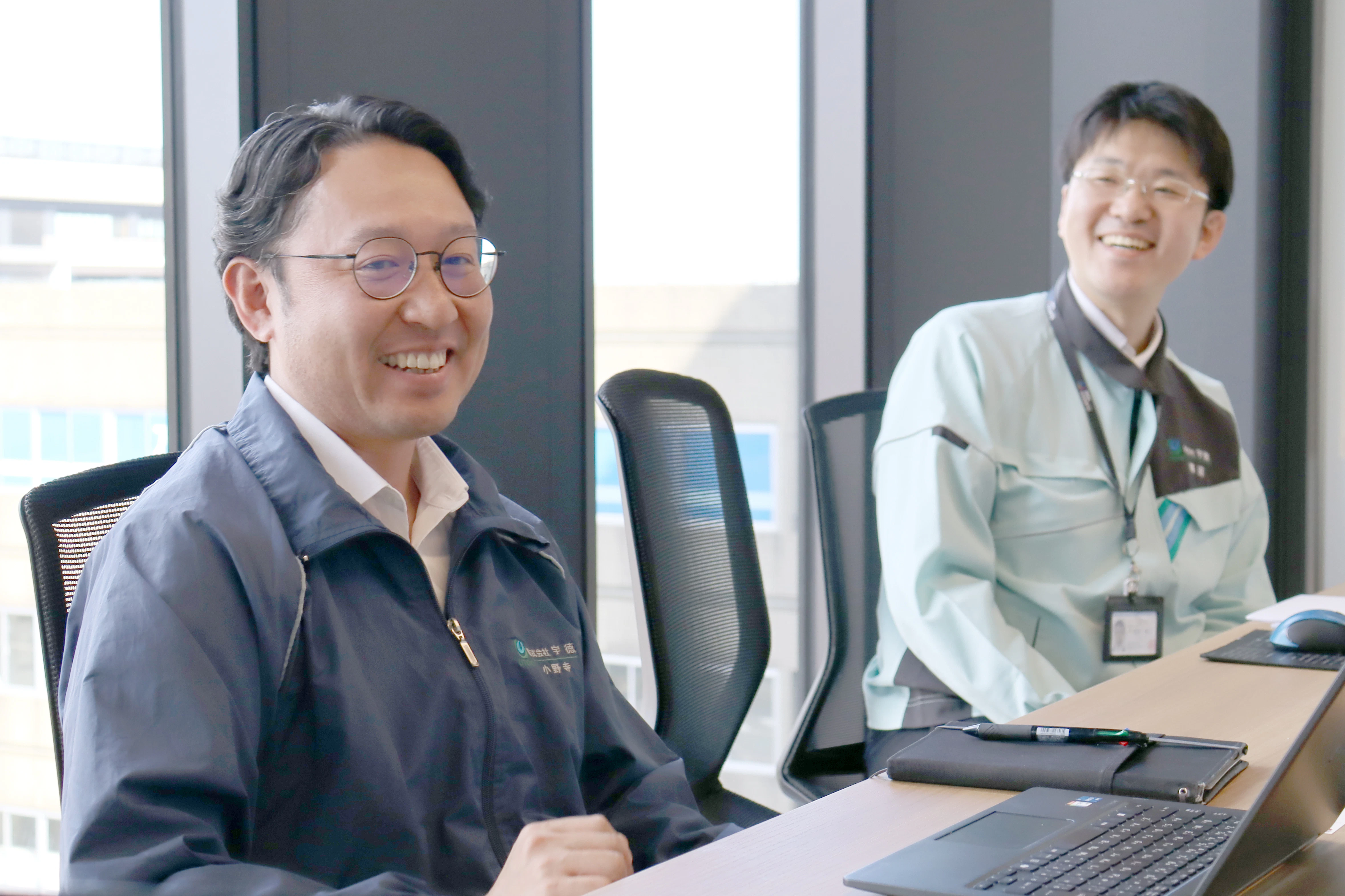 <p>株式会社宇徳<br>輸送・施工技術部 技術チーム<br>アシスタントマネージャー　福田脩二様（右）<br>&nbsp;<br>総合企画部 経営企画チームリーダー　小野寺 崇様（左）</p>