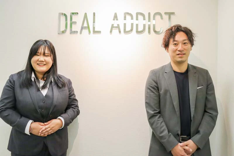 <p style="text-align:justify"><span style="color:#000000">株式会社ディール・アディクト</span></p><p style="text-align:justify"><span style="color:#000000">代表取締役社長　蟻川翔太様（右）</span></p><p style="text-align:justify"><br></p><p style="text-align:justify"><span style="color:#000000">総務部　永井絵理子様（左）</span></p><p><br></p>