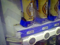 正面パネルにキズや曇りのある自販機