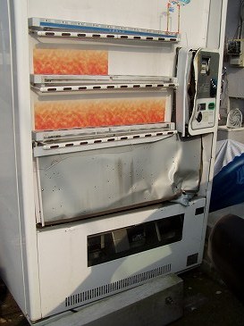 ドリルで鍵穴を壊された自販機