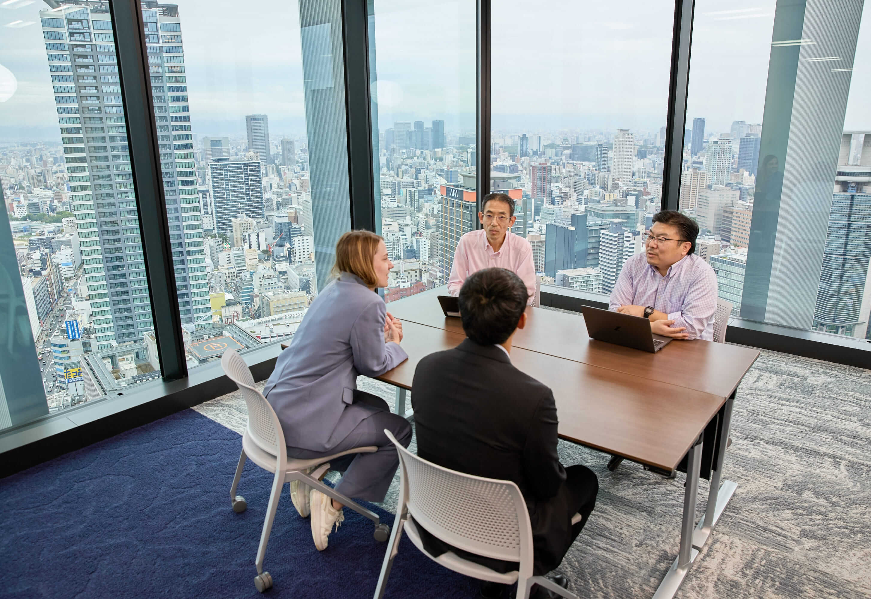 TOYOBOの会議室で話す４人の写真