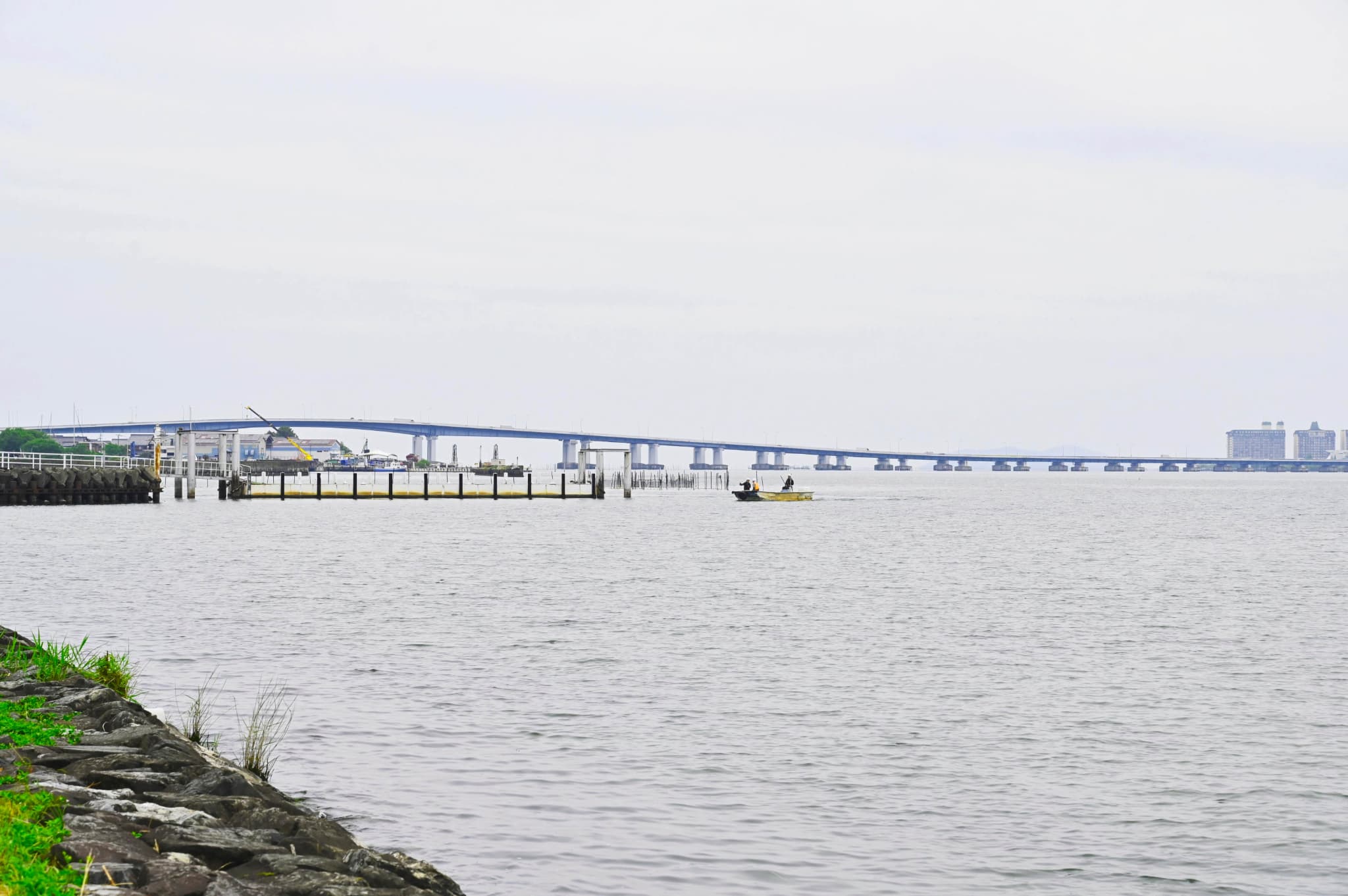 琵琶湖と琵琶湖大橋