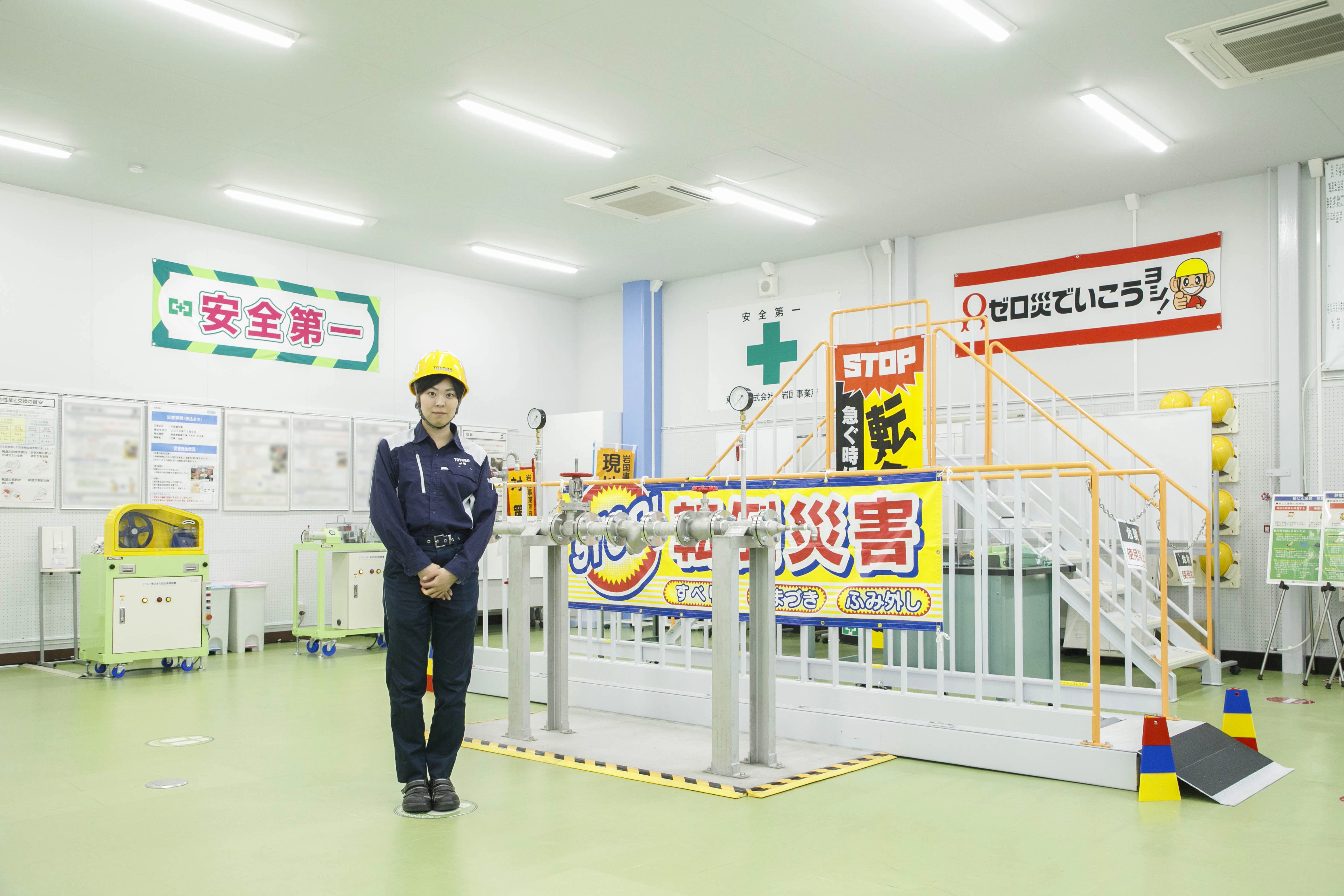 岩国事業所の防災研修所に立つ田頭さん