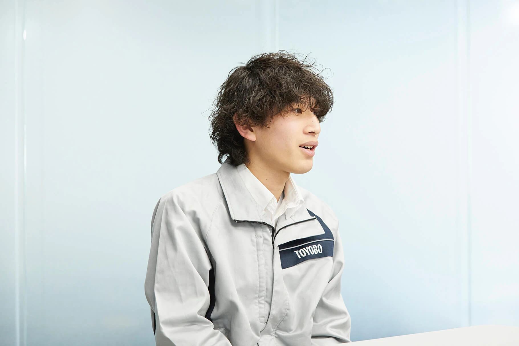 インタビューを受ける佐野さん