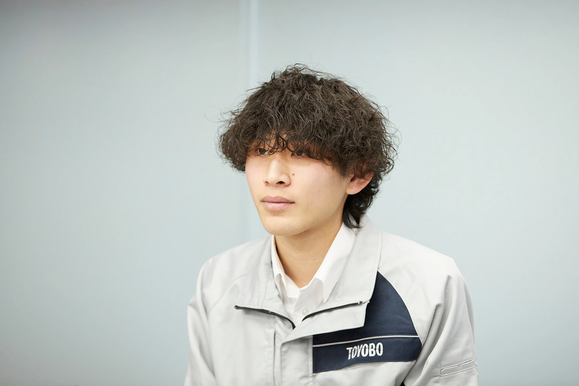 インタビューを受ける佐野さん