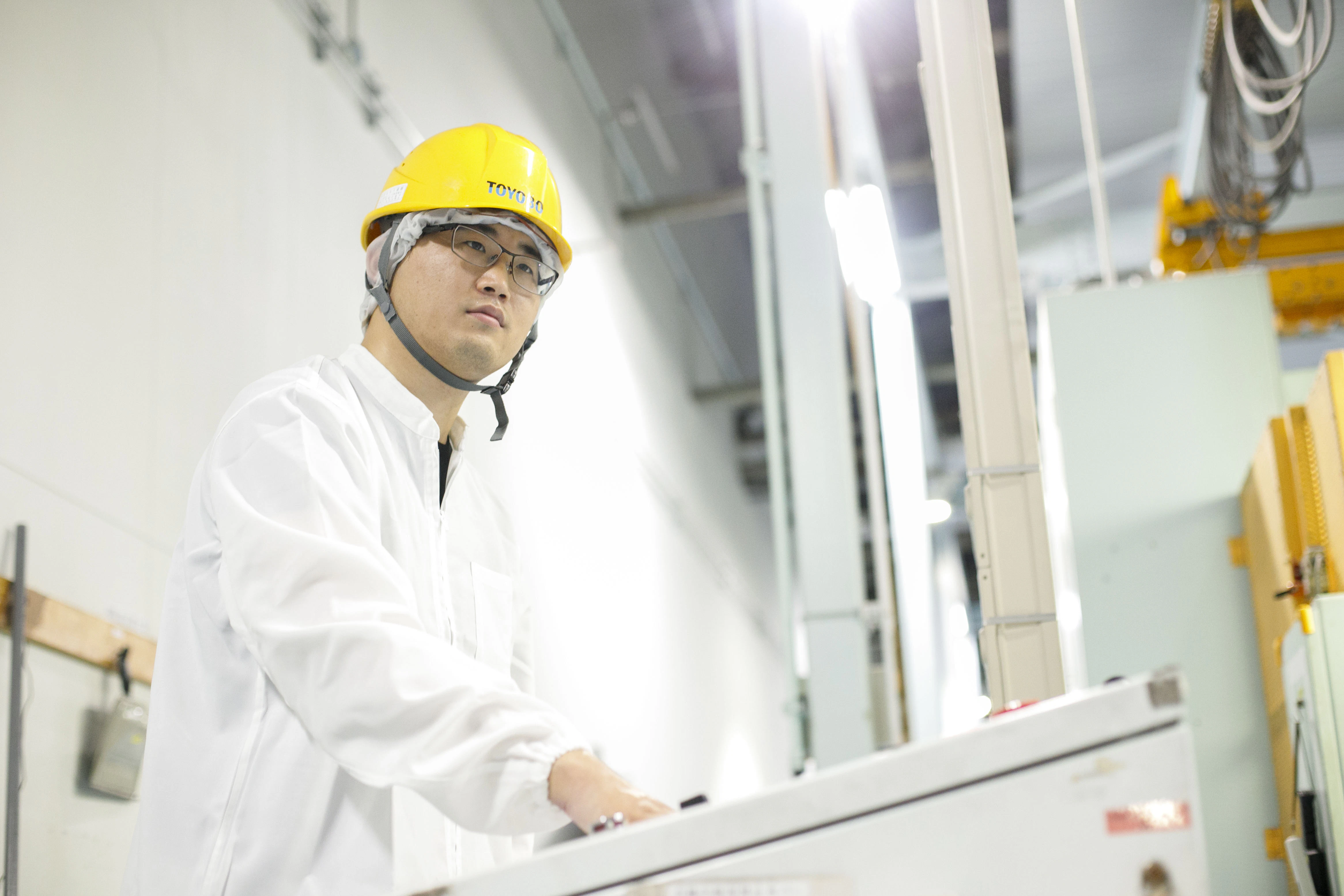 作業をする曽根さん