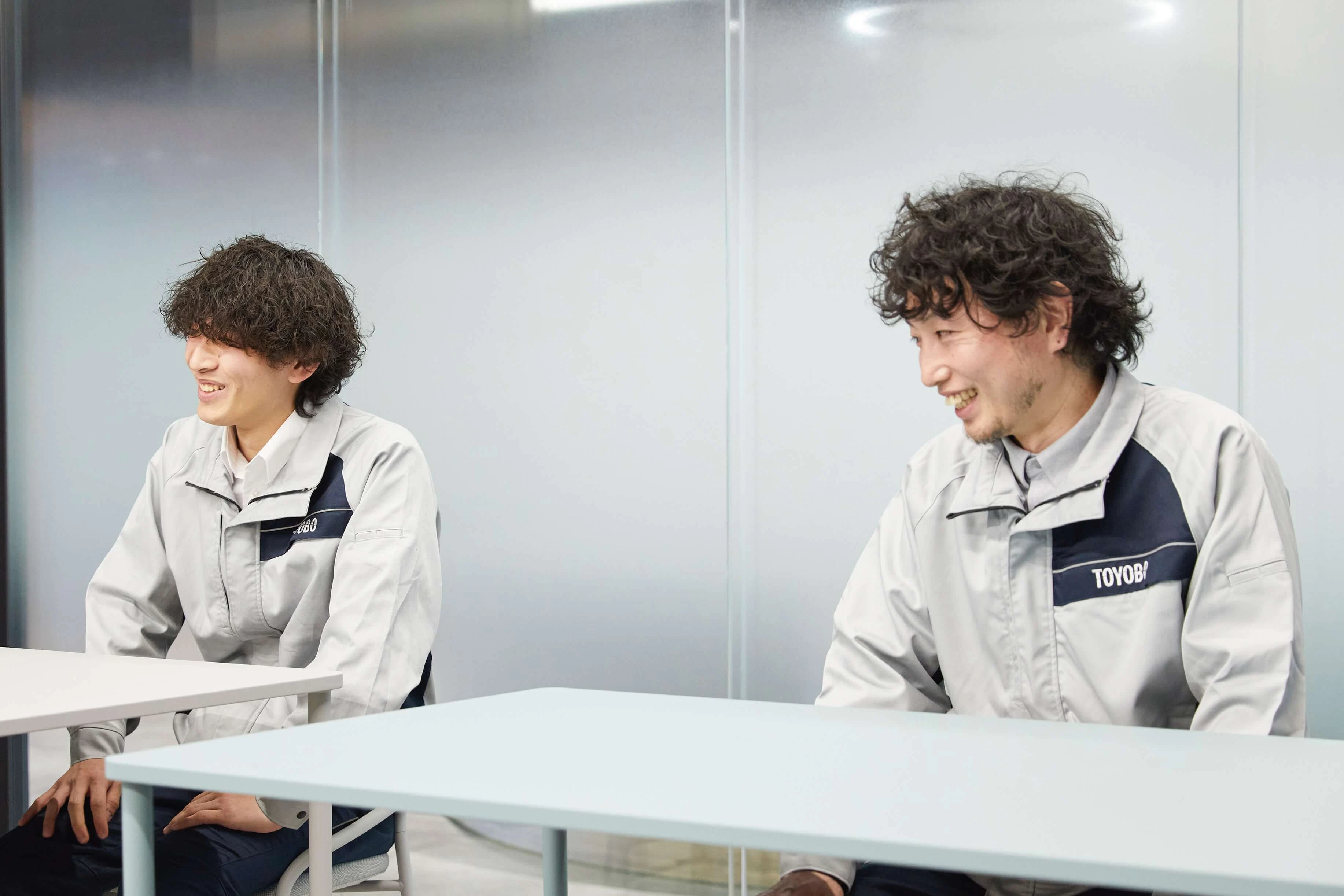 インタビューを受ける佐野さんと早川さん