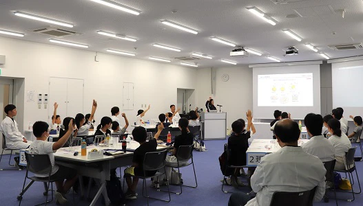 夏休みジュニア科学教室の様子