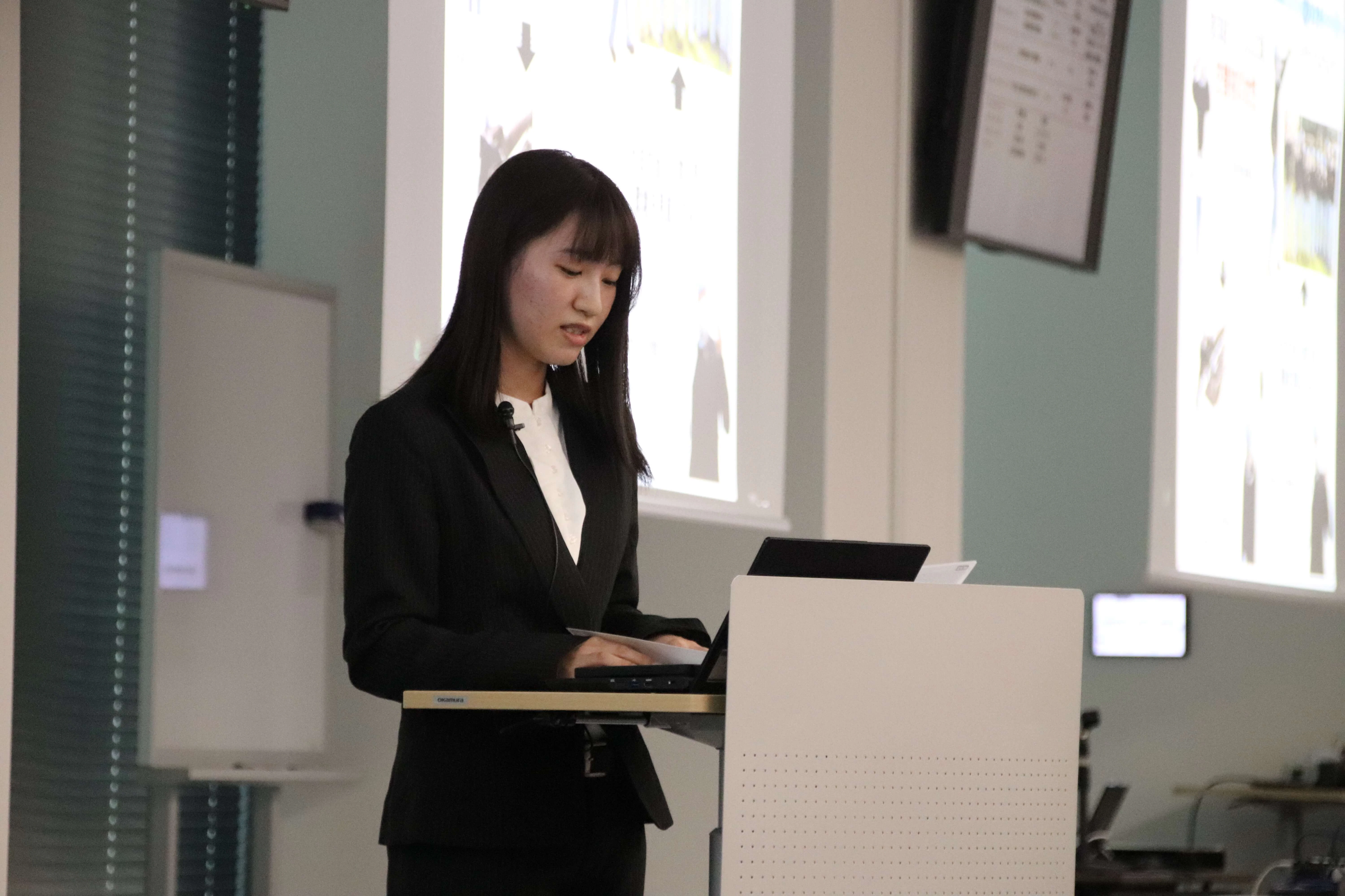 S-UPサークル全社大会で発表をする金澤さん