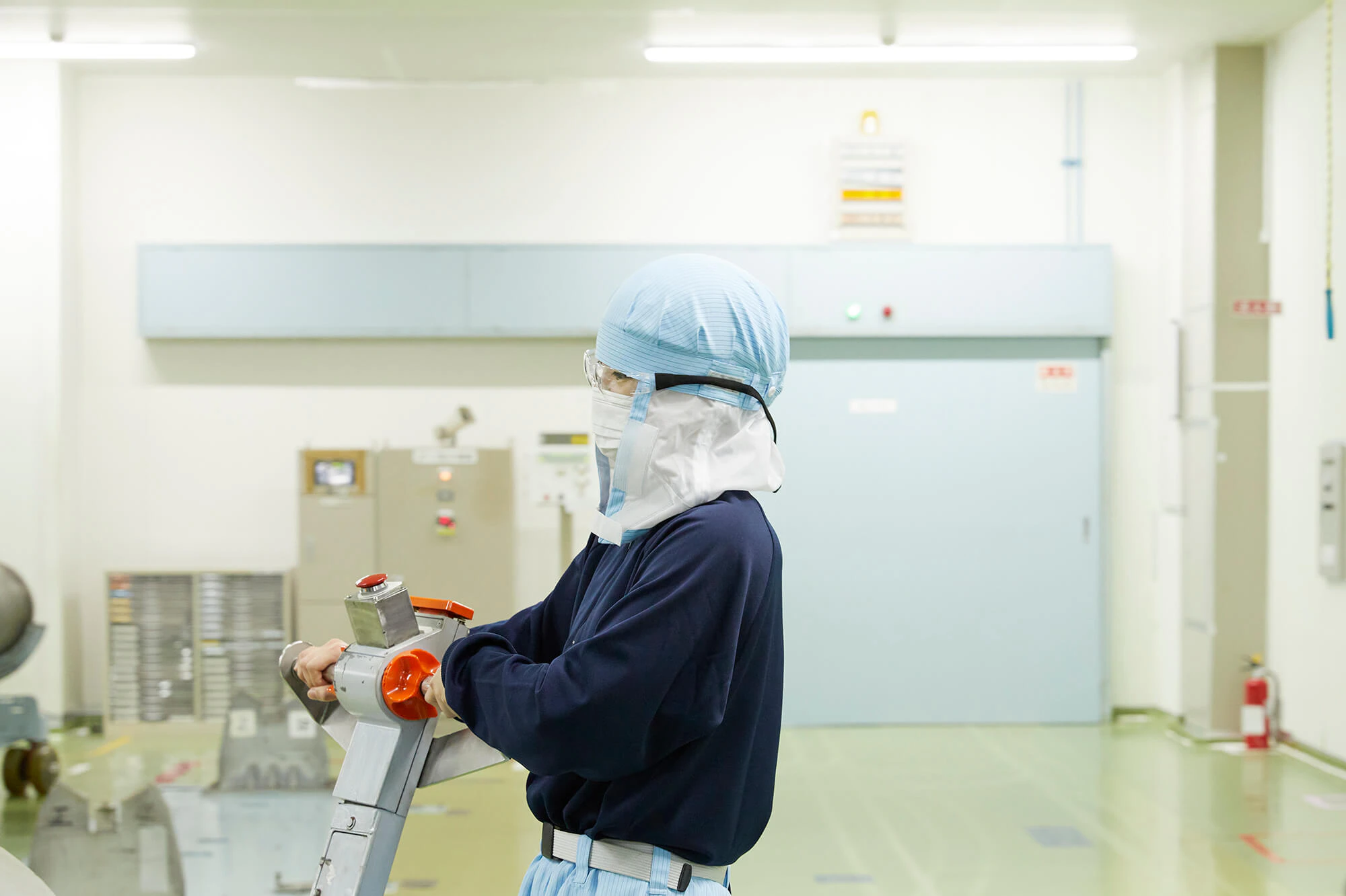 工場内で働く金澤さん