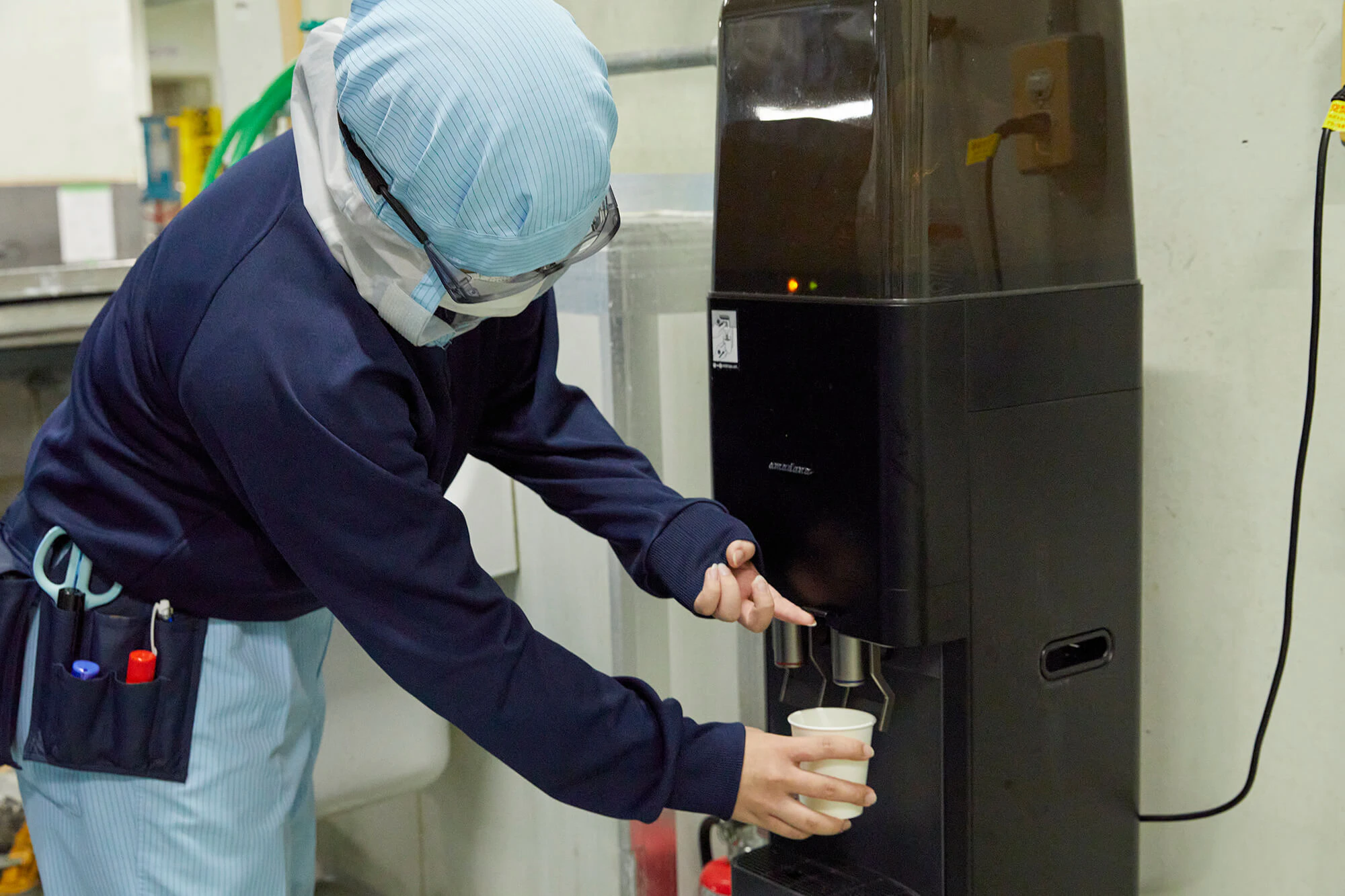 ウォーターサーバーを使う金澤さん