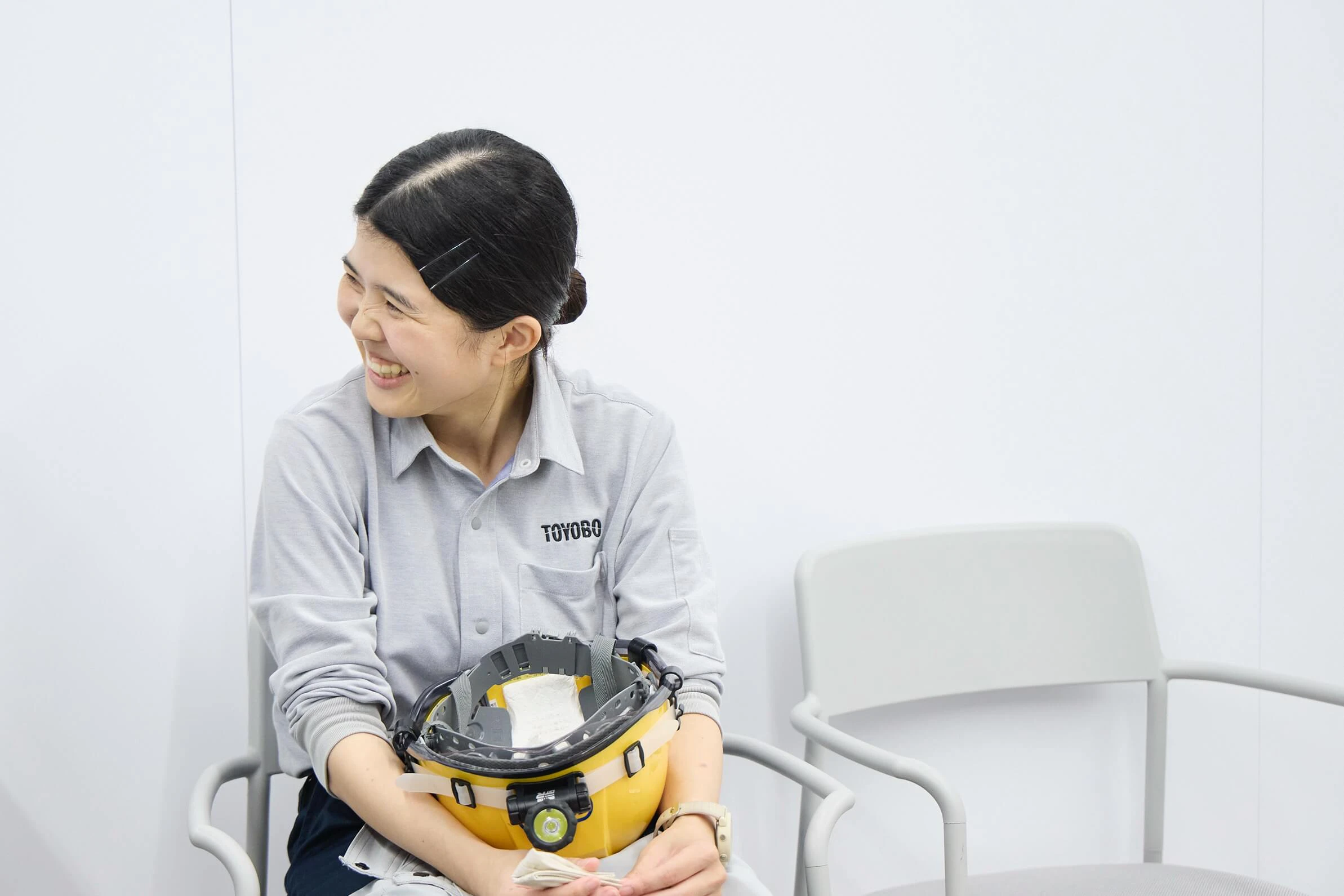 笑顔でインタビューを受ける片岡さん