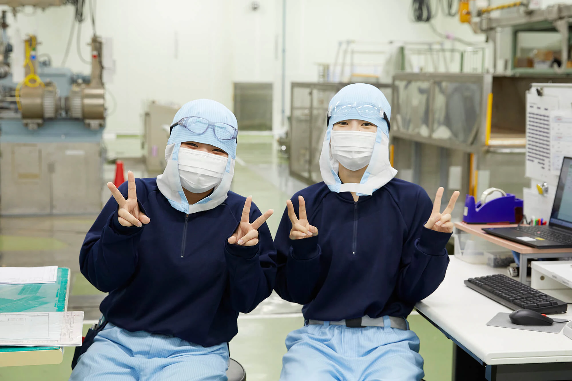 工場内での金澤さんと根本さんの集合カット