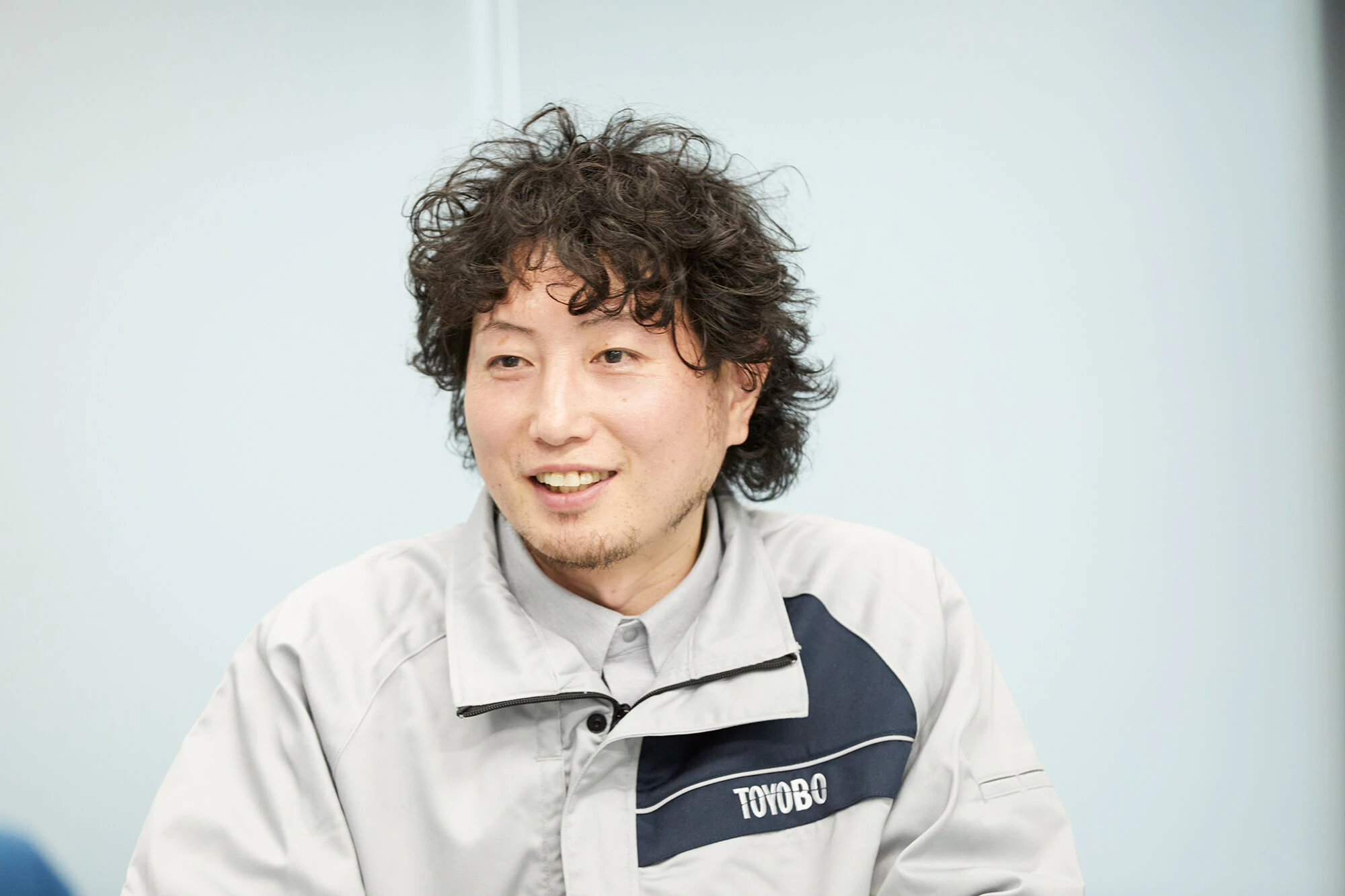 インタビューを受ける早川さん