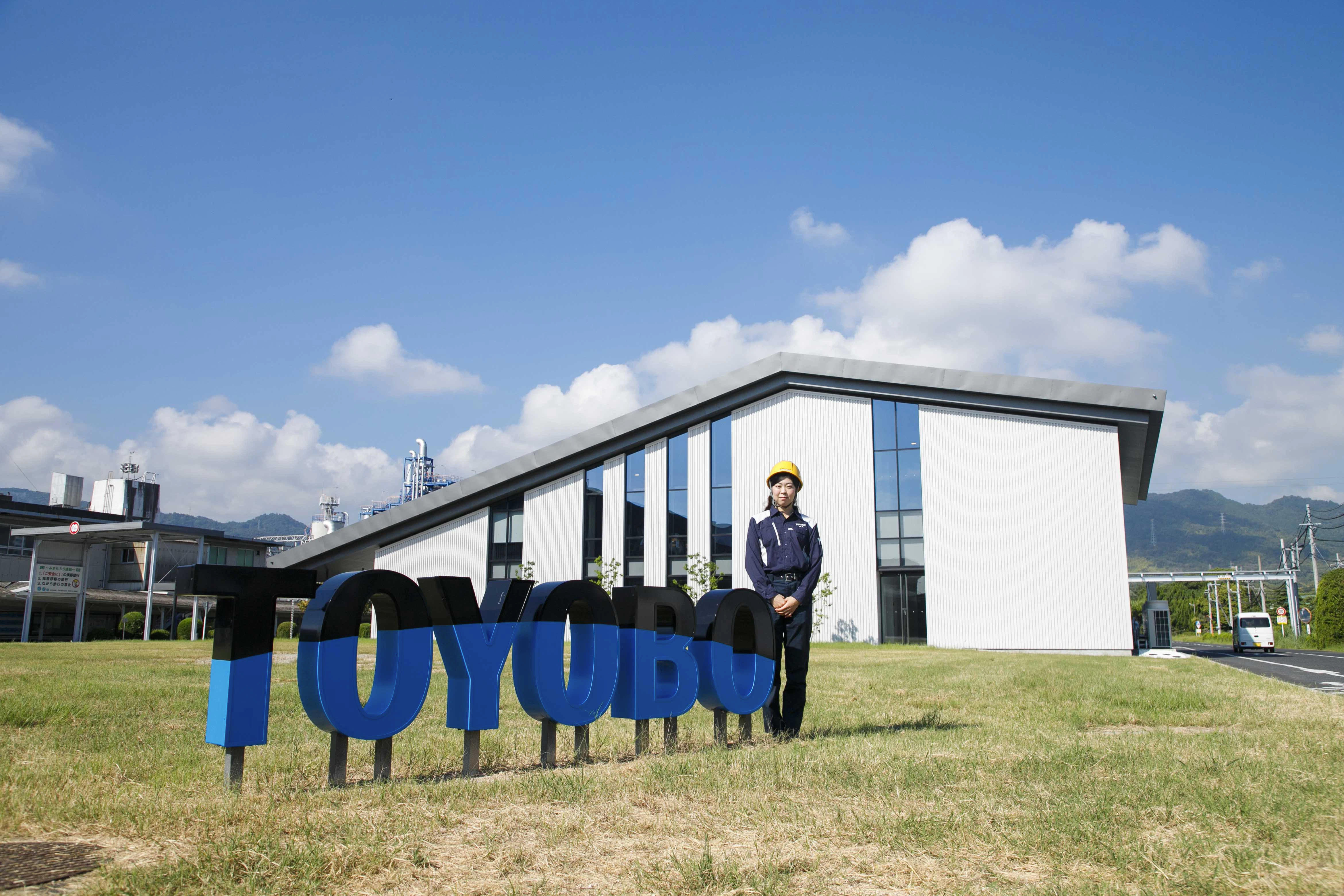 新厚生棟の前に立つ田頭さん