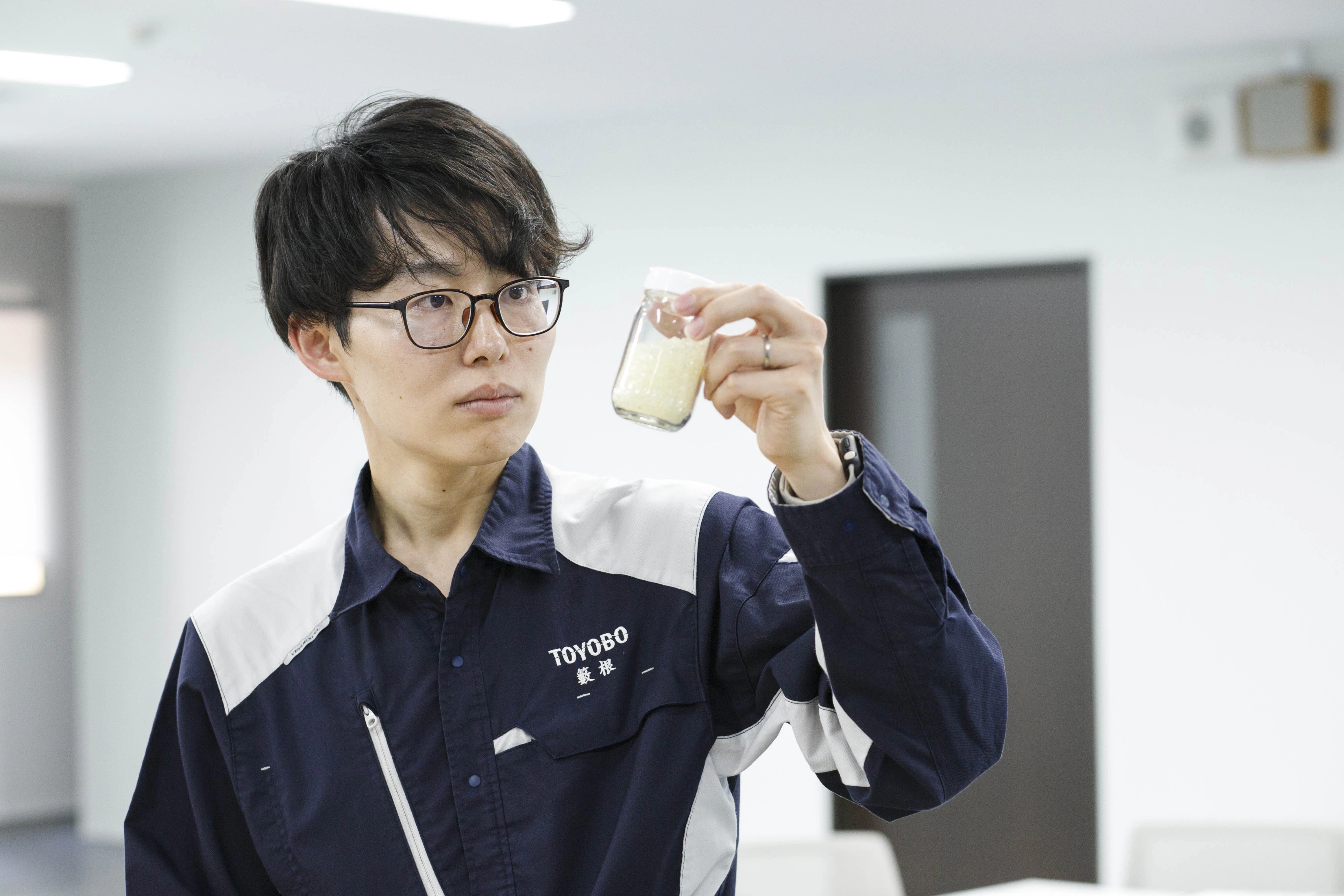 作業をしている籔根さん