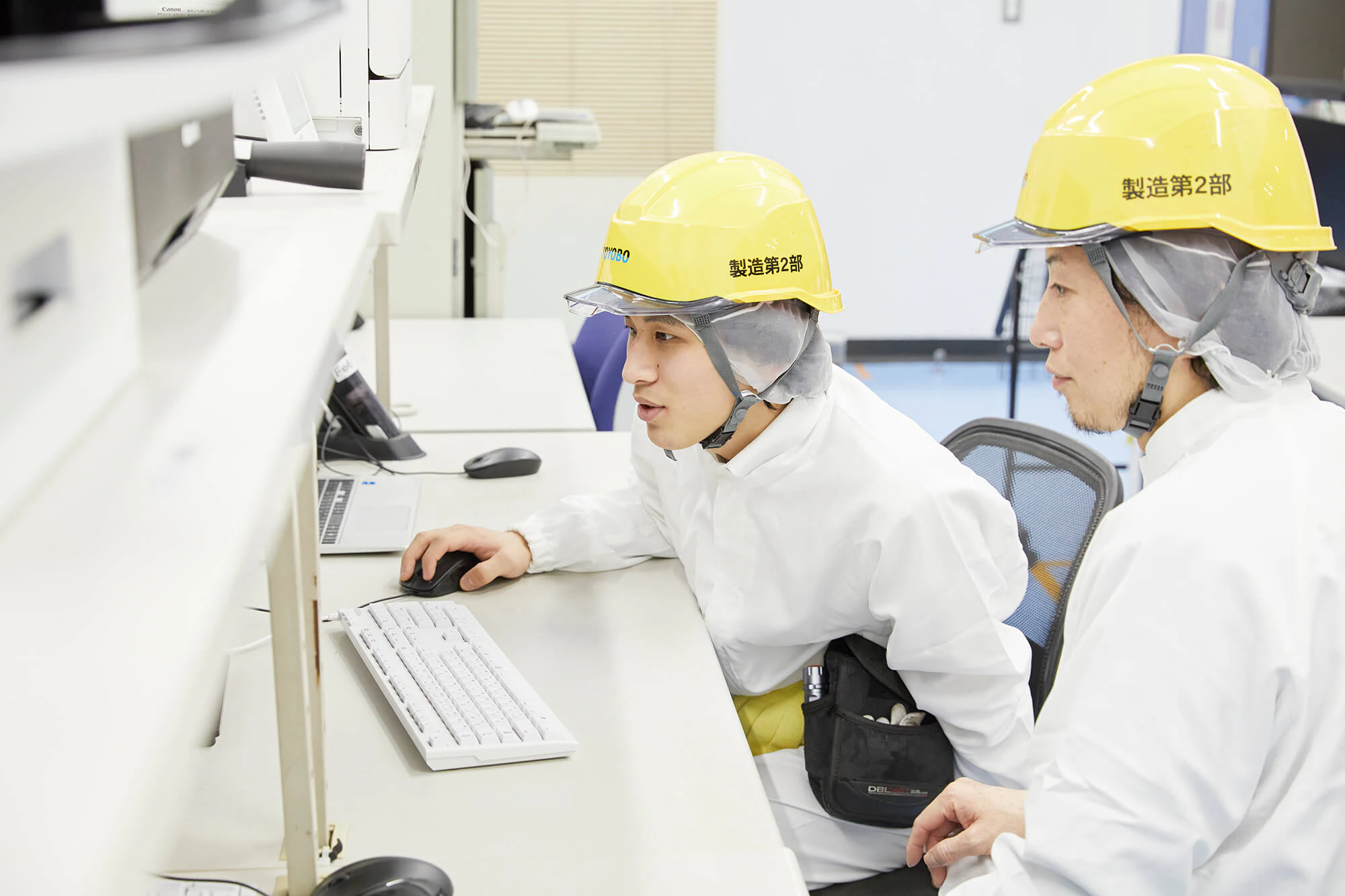 作業をしている佐野さんと早川さん