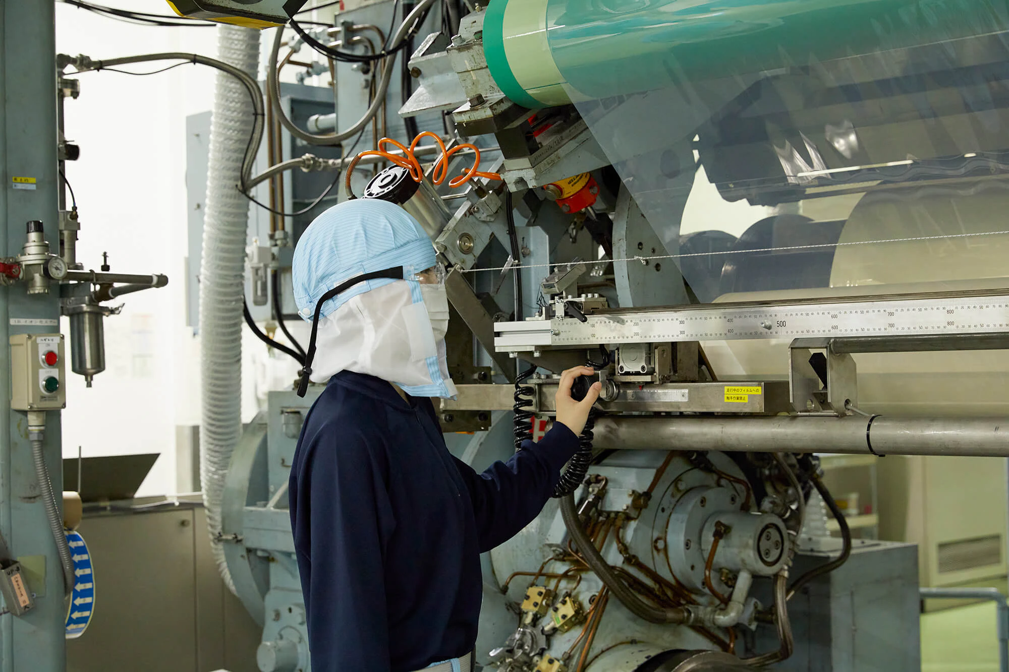 工業用フィルムの品質を確認する金澤さん