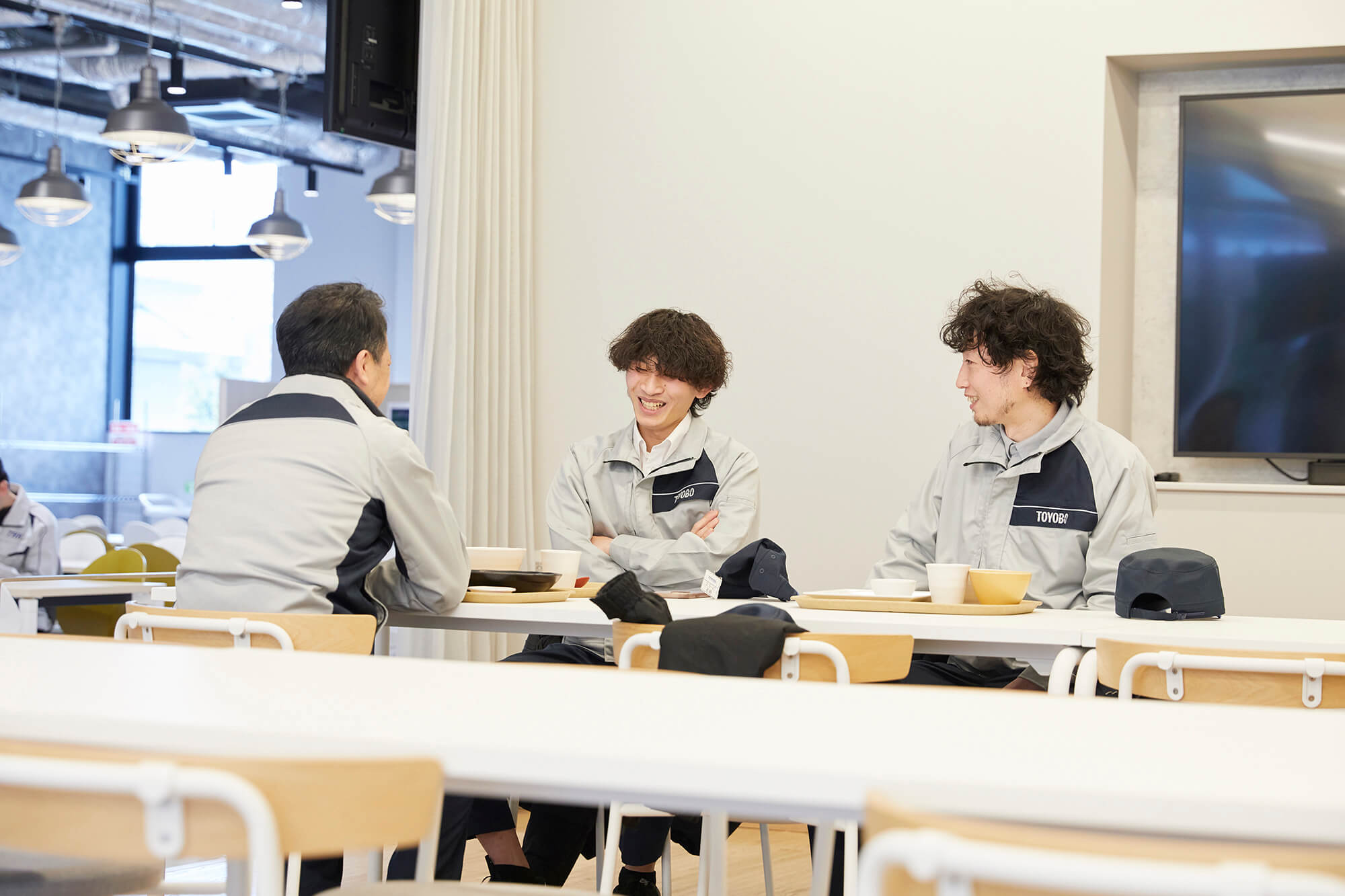 昼食を楽しむ佐野さんと早川さん