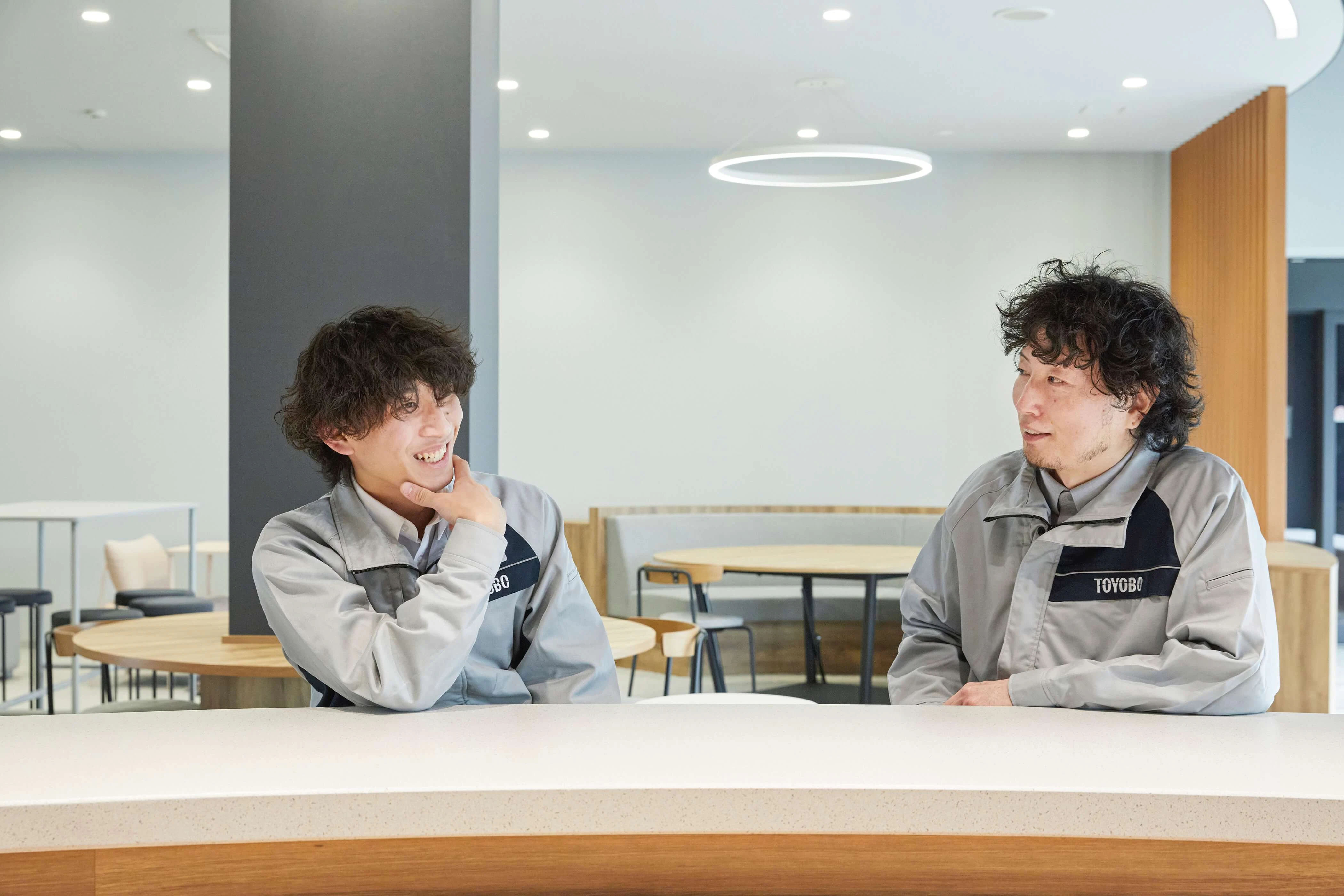 インタビューを受ける佐野さんと早川さん