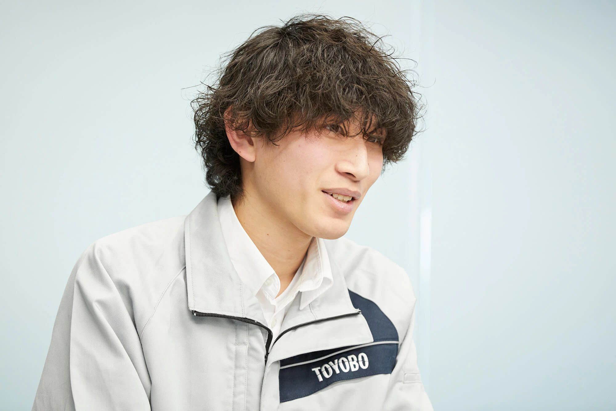 インタビューを受ける佐野さん