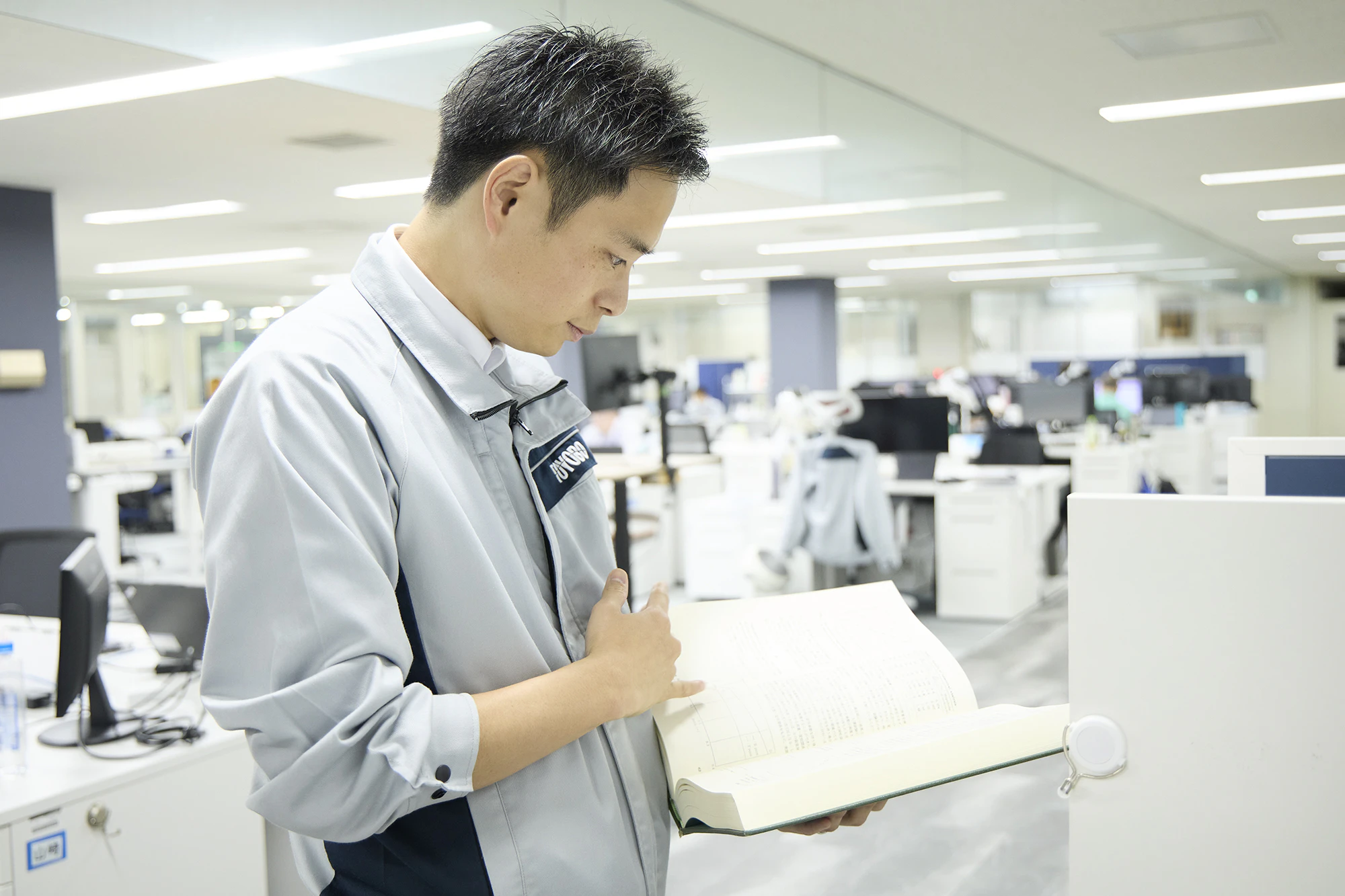 研究資料を読む住山さん