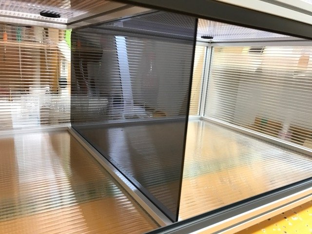 ボールパイソン　2室分けケージ　仕切り板の見た目（グレースモーク半透明）の画像