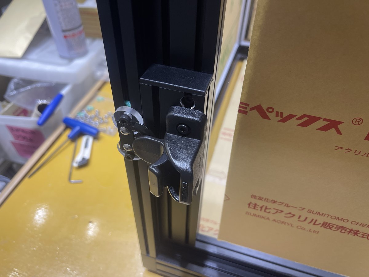 【もう脱走させない!】閉めるだけでカチッと自動施錠!「スライド扉の自動ロック機構」を新開発🦎🔒✨の画像