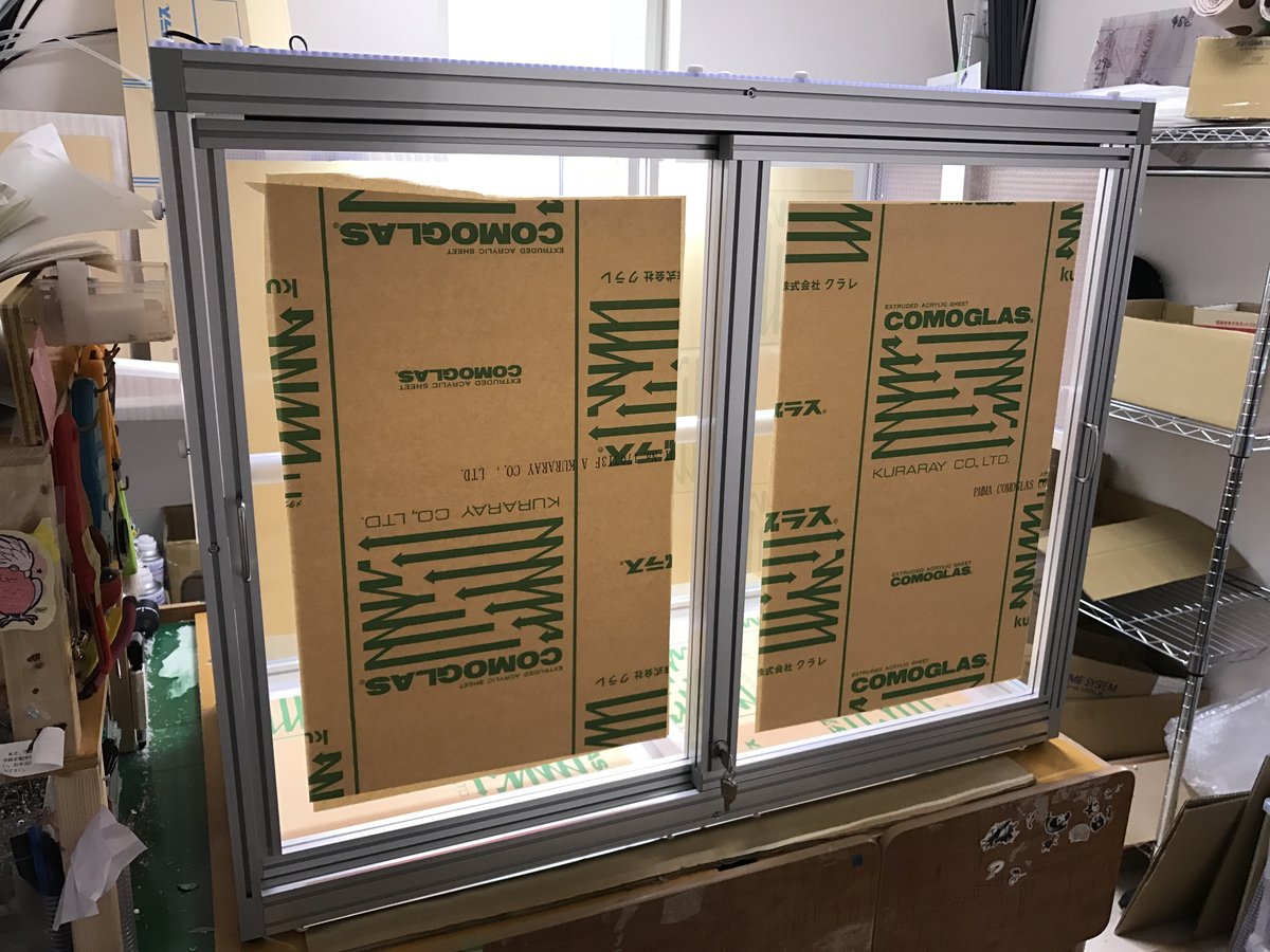 グリーンパイソン向け　正面扉枠囲いオプション、止まり木は左右分けでの製作事例の画像