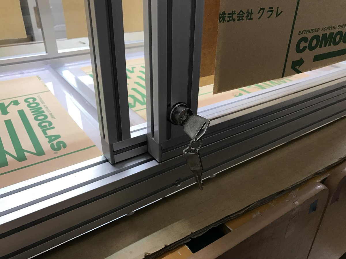 グリーンパイソン向け　正面扉枠囲いオプション、止まり木は左右分けでの製作事例の画像