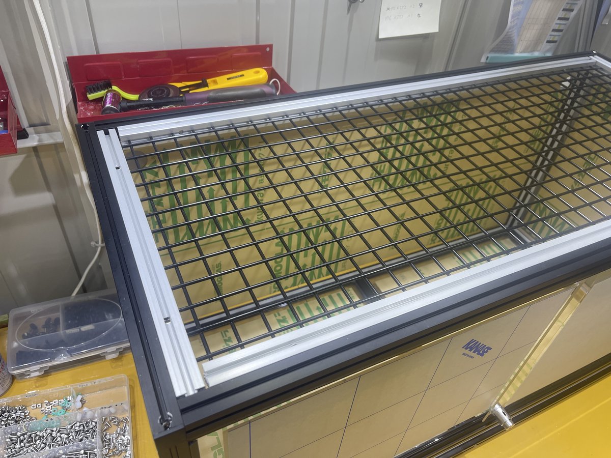 【爬虫類飼い主さん必見!】ブラックフレーム×金網天板を両立!脱走防止対策も万全なこだわりオーダーケージ🐍✨の画像