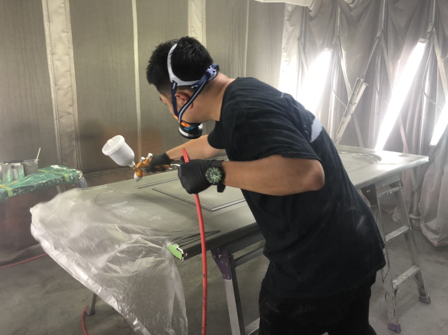 モノトーンのモダンな外観の塗装作業