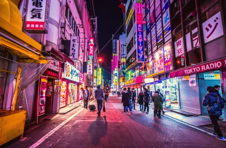 飲食店などのお店が並ぶ街並み