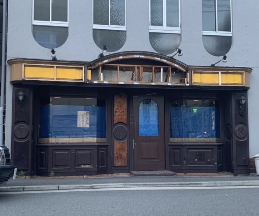 モノトーンのモダンな外観の施工前