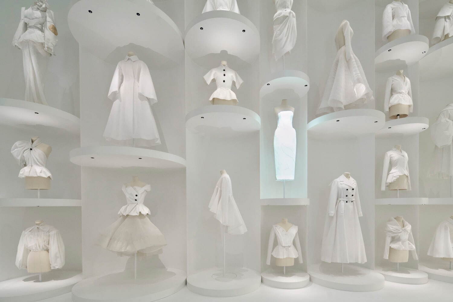 CHRISTIAN DIOR: DESIGNER OF DREAMS_index